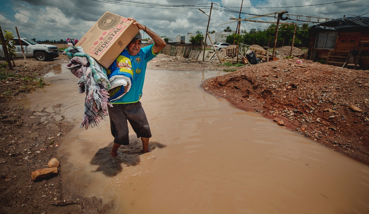 DIF Sinaloa lleva apoyos a familias afectadas por lluvias en Valle del Cardenal, en Culiacán