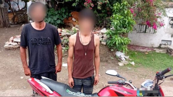 Detienen a dos civiles con droga en motocicleta en Mazatlán