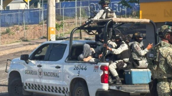 Militares detienen a dos jóvenes tras persecución a balazos en Lomas de Guadalupe, Culiacán