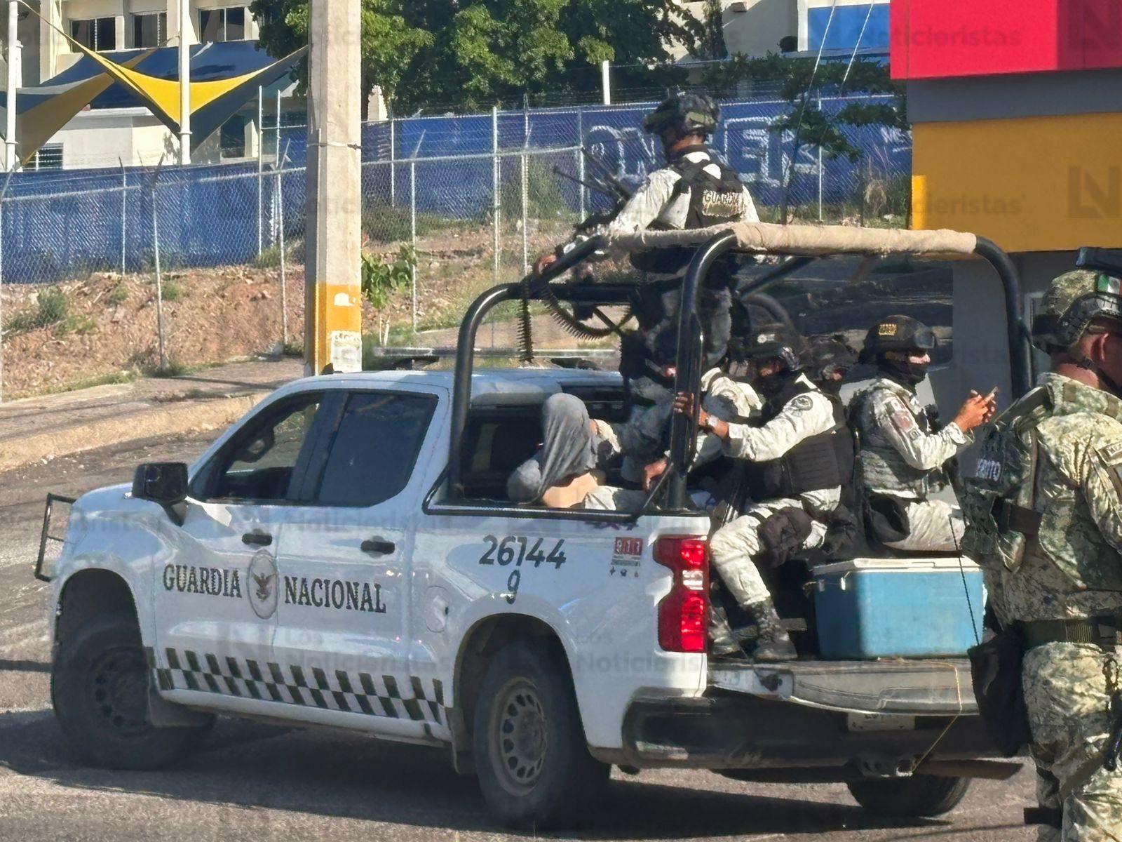 Militares detienen a dos jóvenes tras persecución en la colonia Guadalupe de Culiacán