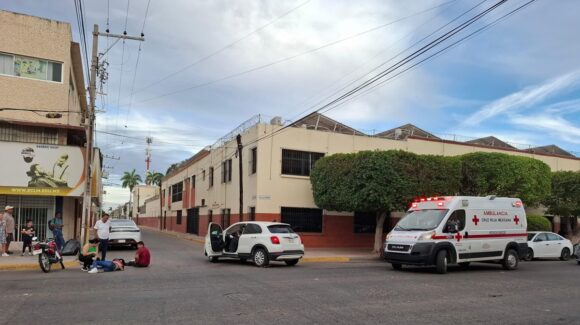 Conductor arrolla a pareja de motociclistas en el Centro de Los Mochis