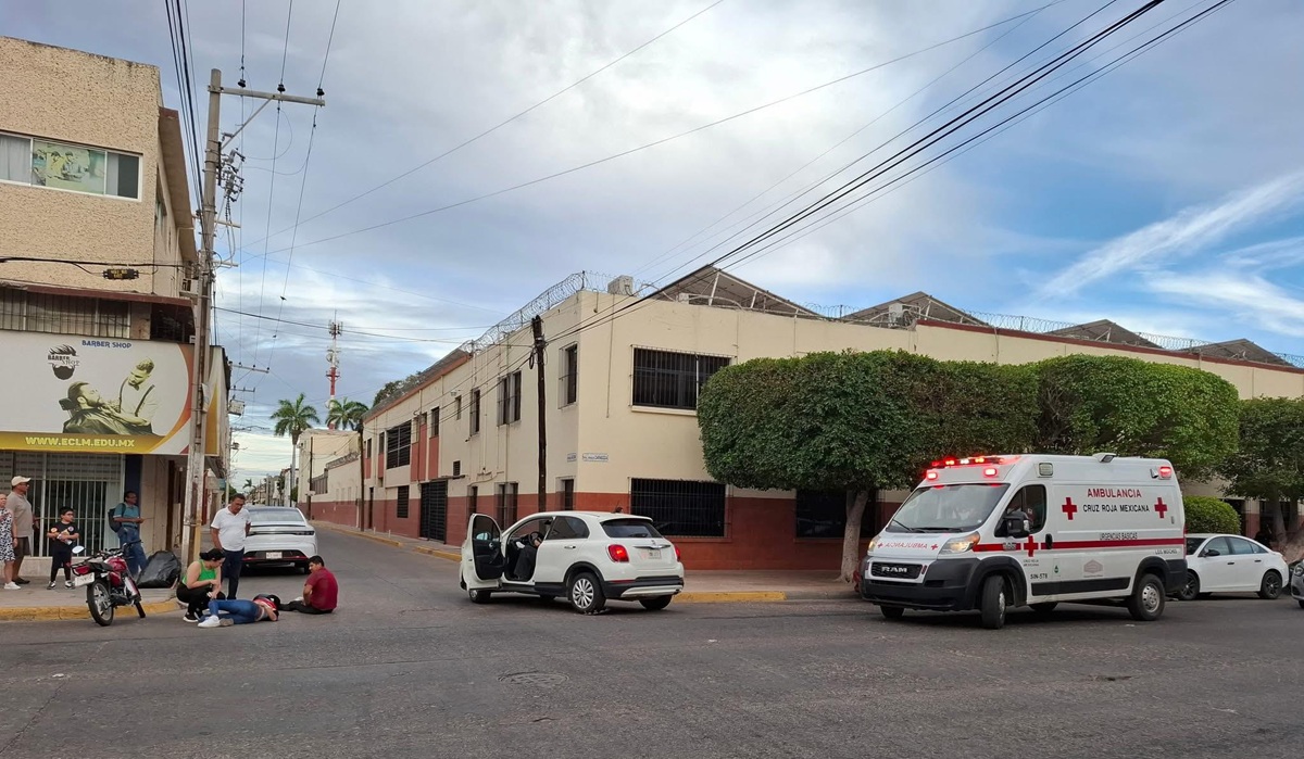 Dos lesionados deja choque entre moto y vehículo en Los Mochis