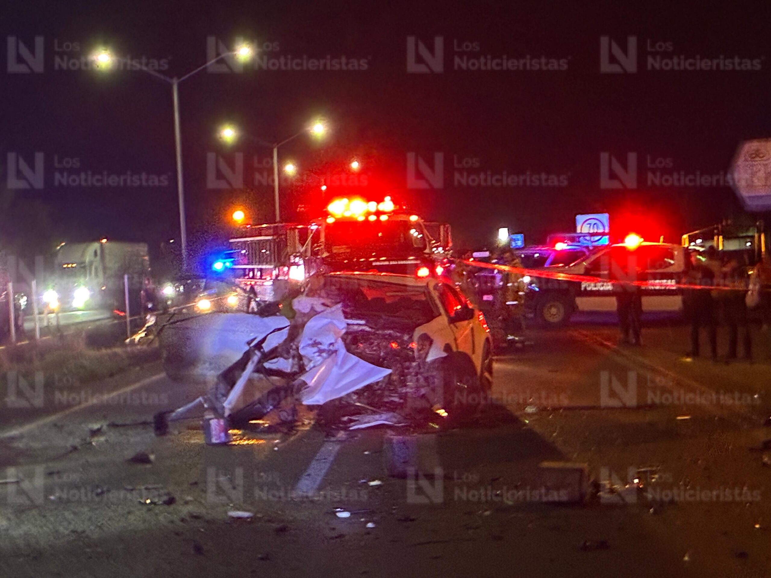 Dos personas sin vida tras fatal accidente sobre la carretera México 15, en Ahome