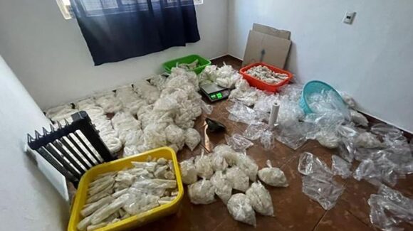 ¡Les hallaron 800 kilos de metanfetamina! Caen dos jóvenes que dispararon a elementos de seguridad, en Michoacán