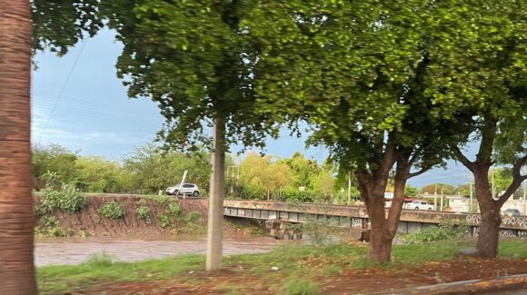 Casi lleno el dren Bacurimí con la primera lluvia buena de la temporada en Culiacán