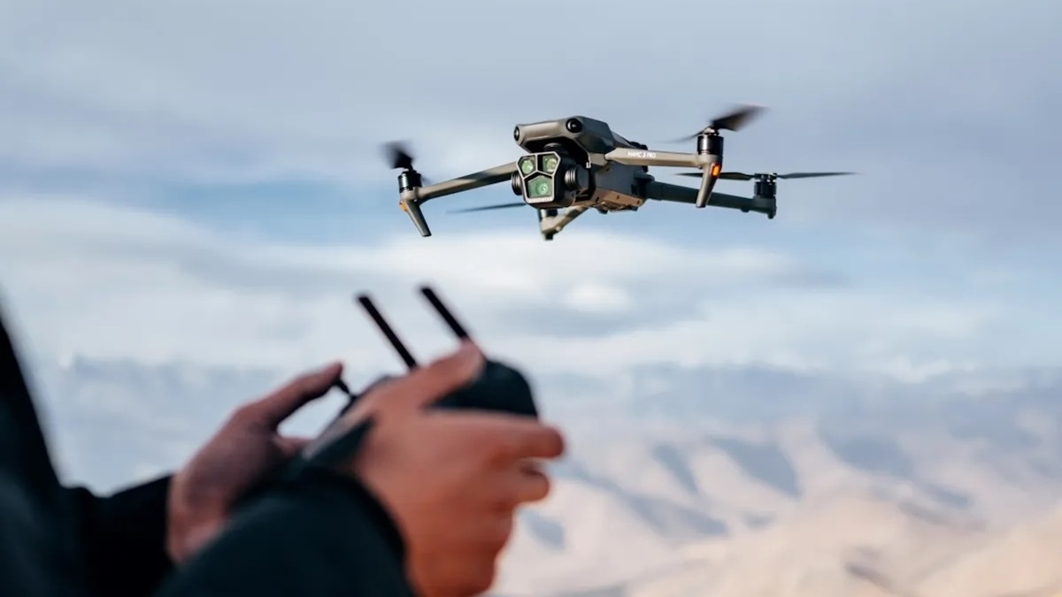 Persona volando dron