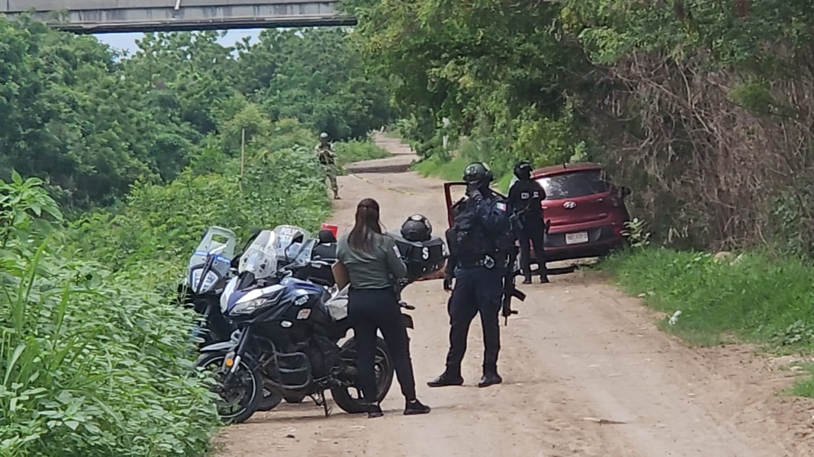 Junto a un carro encuentran ejecutado a un expolicía de Culiacán