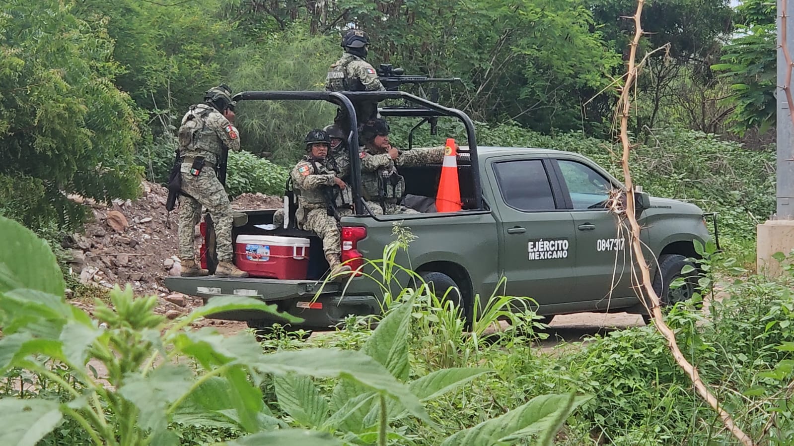 Junto a un carro encuentran ejecutado un hombre en Culiacán