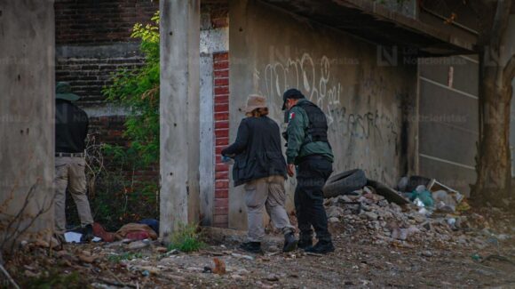 Ejecutan a dos jóvenes en una casa abandonada y les dejan cartulina en la colonia Huizaches de Culiacán