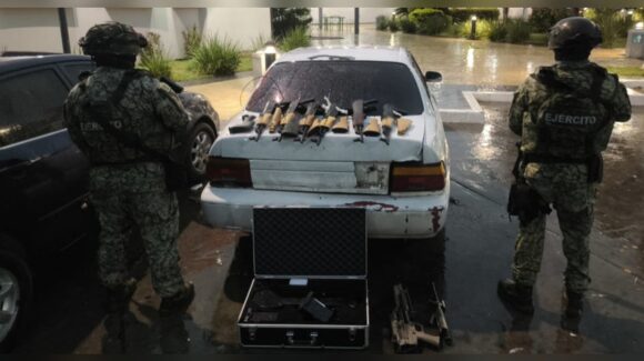 Cargado con armas de grueso calibre y un inhibidor  de drones, localizan un vehículo en Culiacán