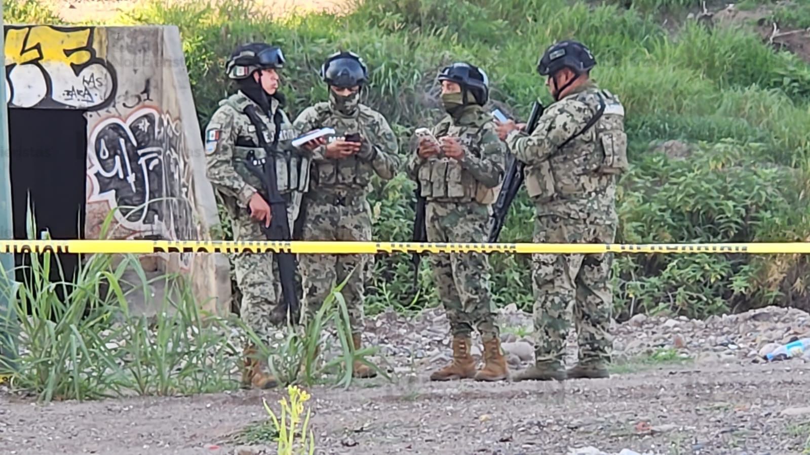 Militares resguardando zona donde se localizan personas asesinadas bajo puente