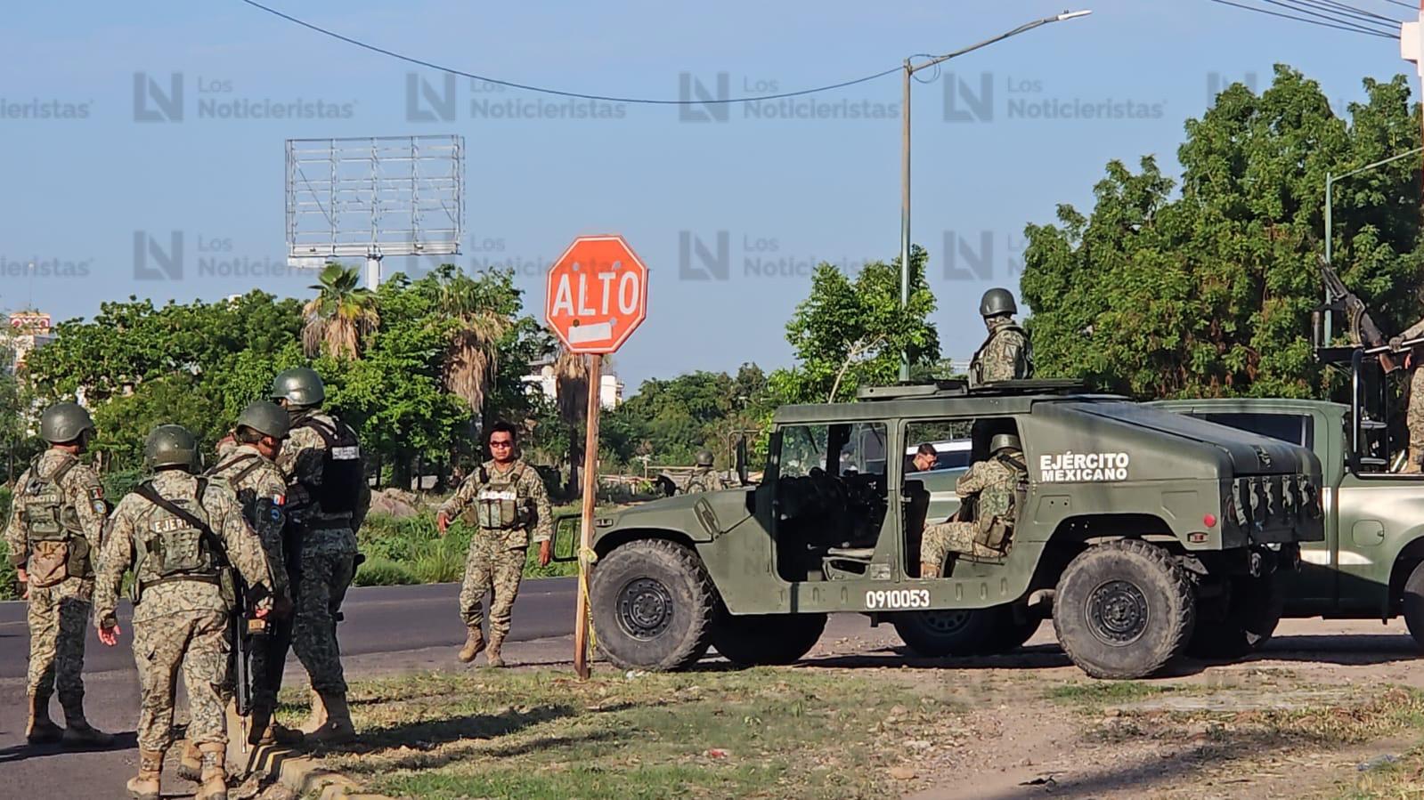 Militares resguardando zona donde se localizan personas asesinadas bajo puente