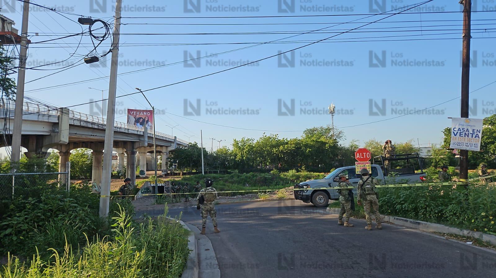 Militares resguardando zona donde se localizan personas asesinadas bajo puente
