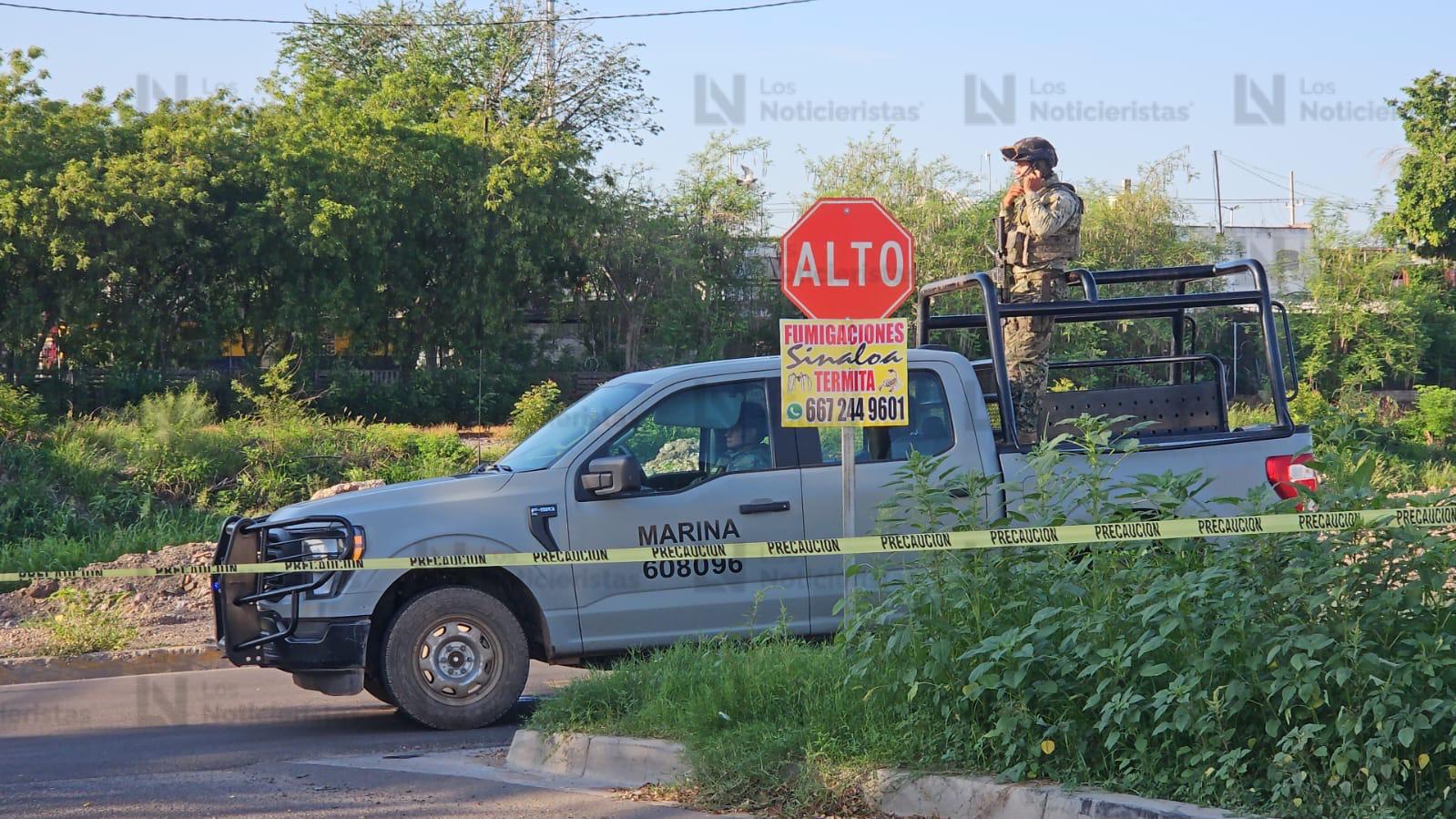 Militares resguardando zona donde se localizan personas asesinadas bajo puente