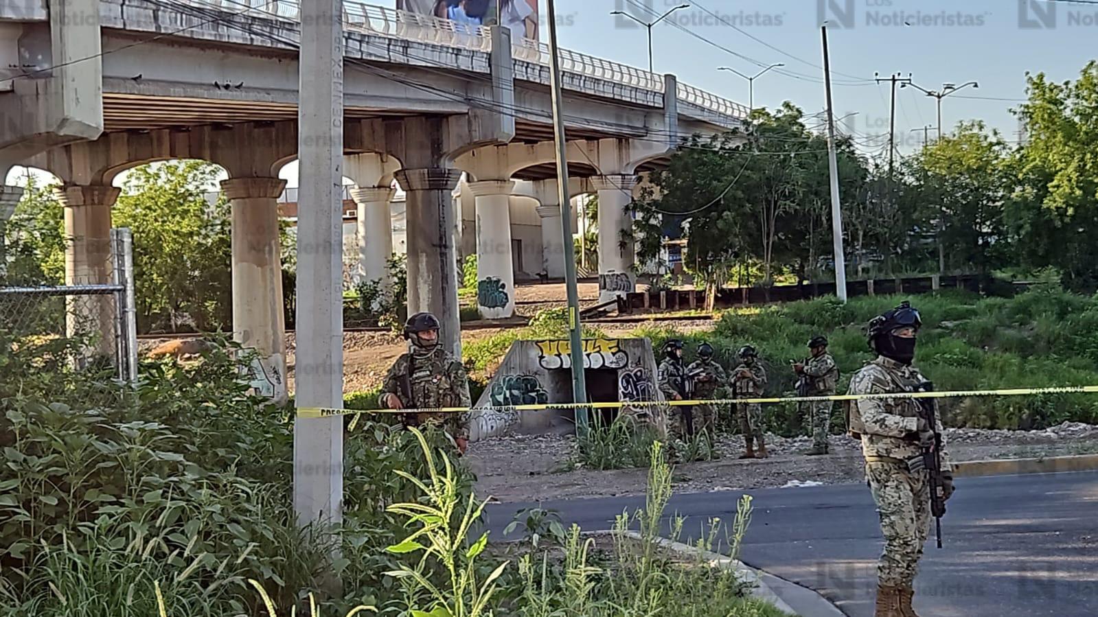 Militares resguardando zona donde se localizan personas asesinadas bajo puente