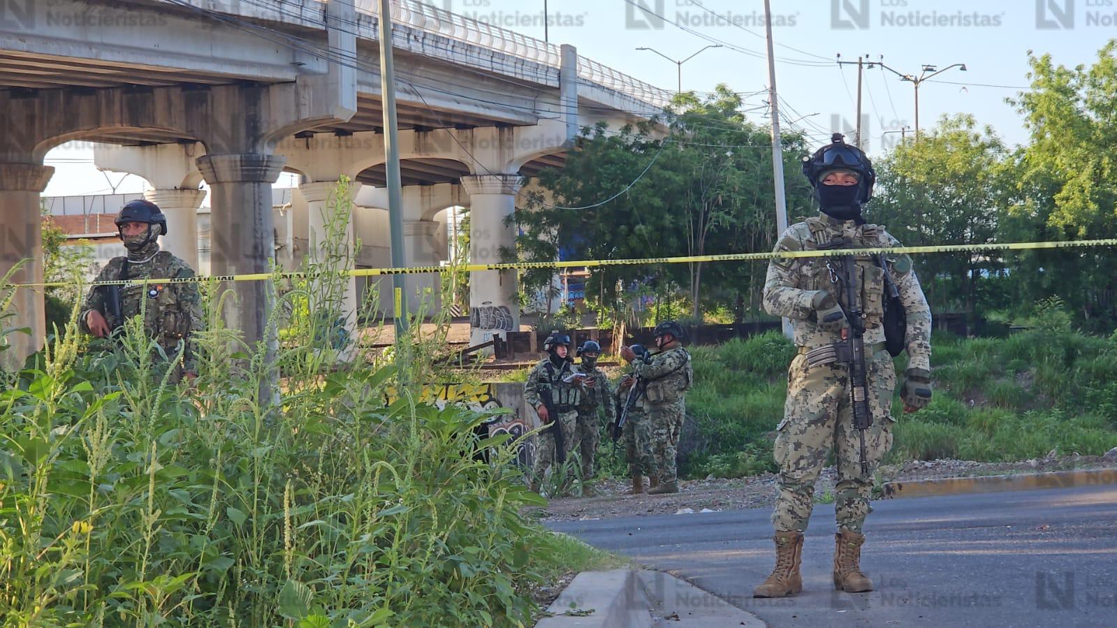 Militares resguardando zona donde se localizan personas asesinadas bajo puente