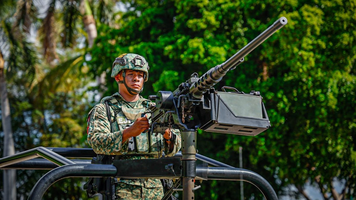 Elementos del Ejército Mexicano en una ametralladora emplazada. Foto temática