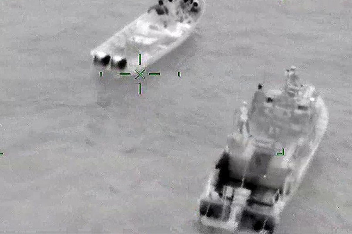 Embarcación asegurada y barco de la Semar