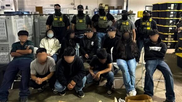 Encuentran a 10 menores migrantes en redada a granja de California