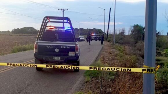 Encintado del rostro y con mensaje en cartulina localizan ejecutado a un joven en La Bandera, Navolato