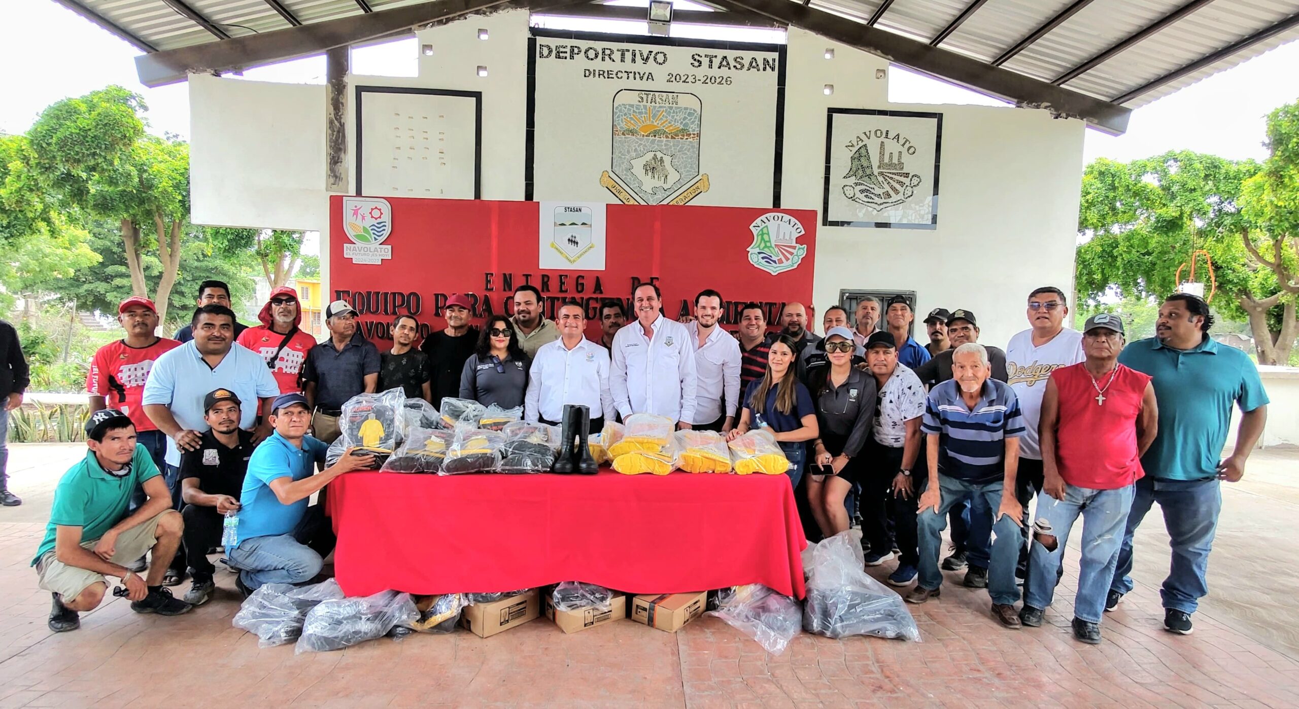 Trabajadores de Aseo y Limpia en Navolato reciben equipo y vestimenta