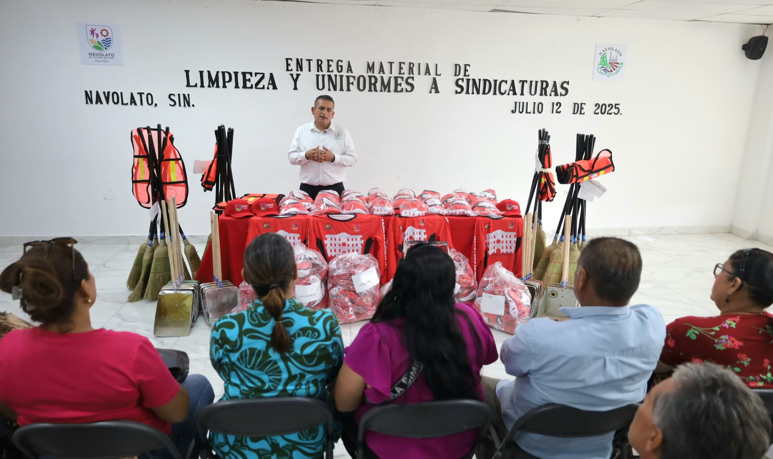 Trabajadores de Aseo y Limpia en Navolato reciben equipo y vestimenta