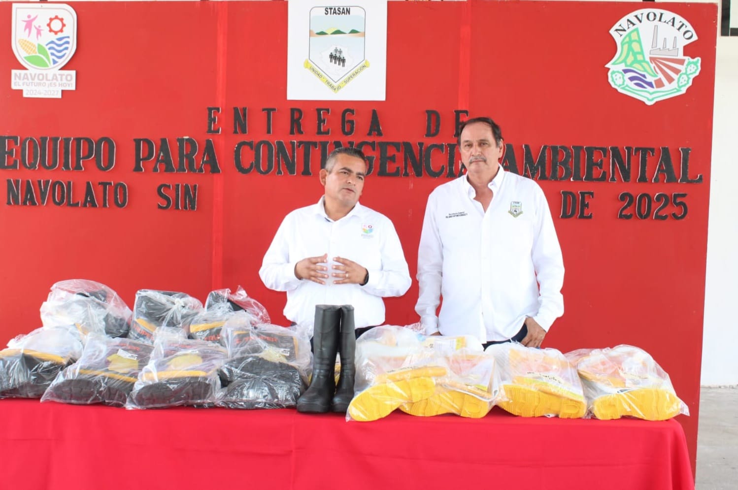 Trabajadores de Aseo y Limpia en Navolato reciben equipo y vestimenta