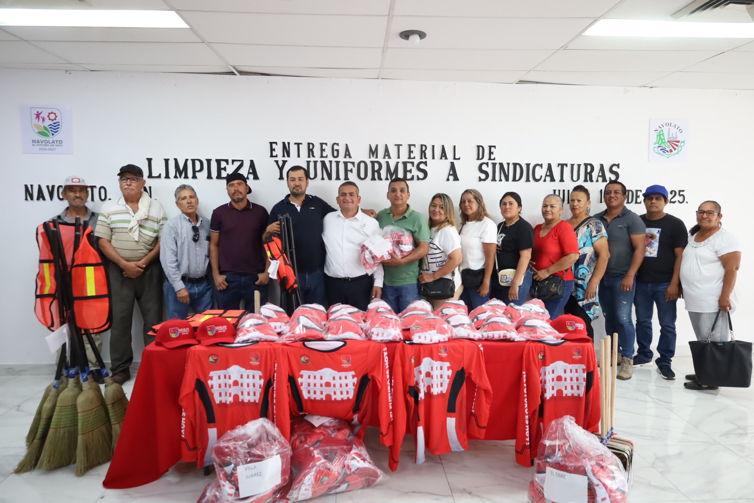 Trabajadores de Aseo y Limpia en Navolato reciben equipo y vestimenta