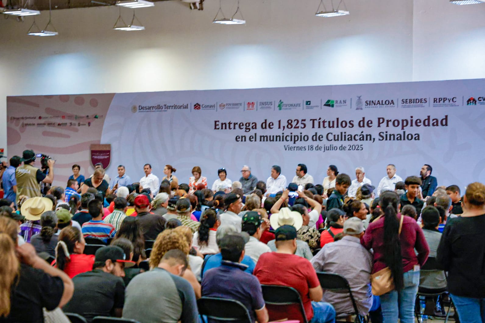Entregan títulos de propiedad a familias de Culiacán