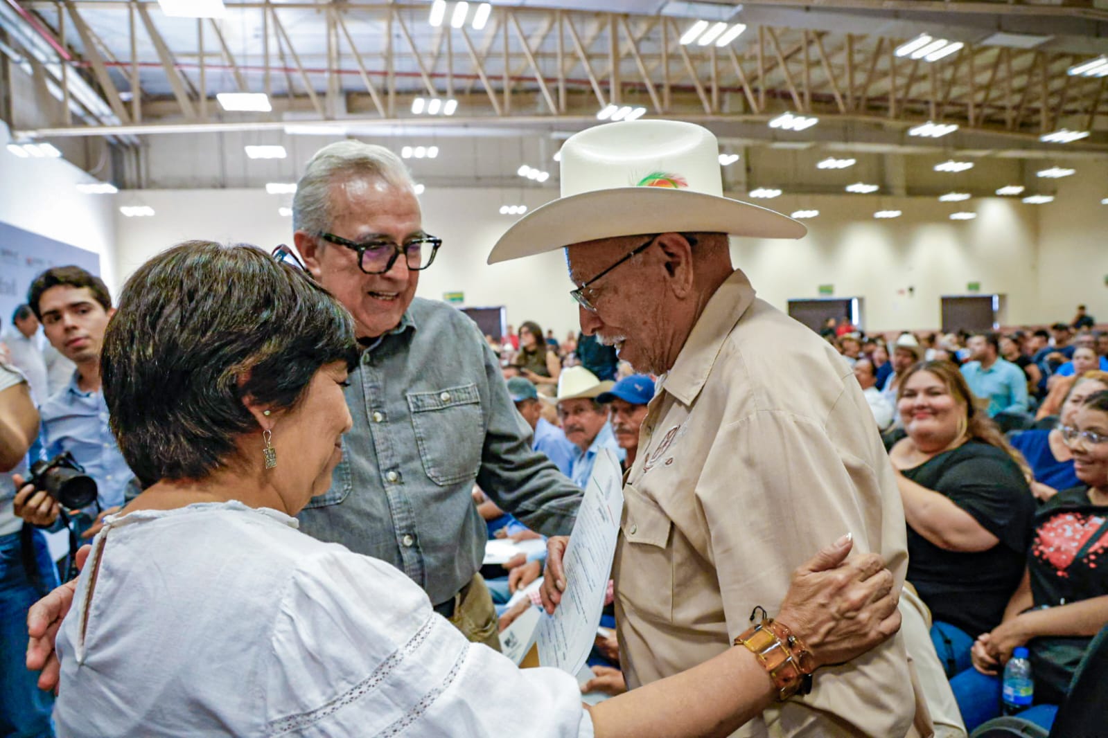 Entregan títulos de propiedad a familias de Culiacán