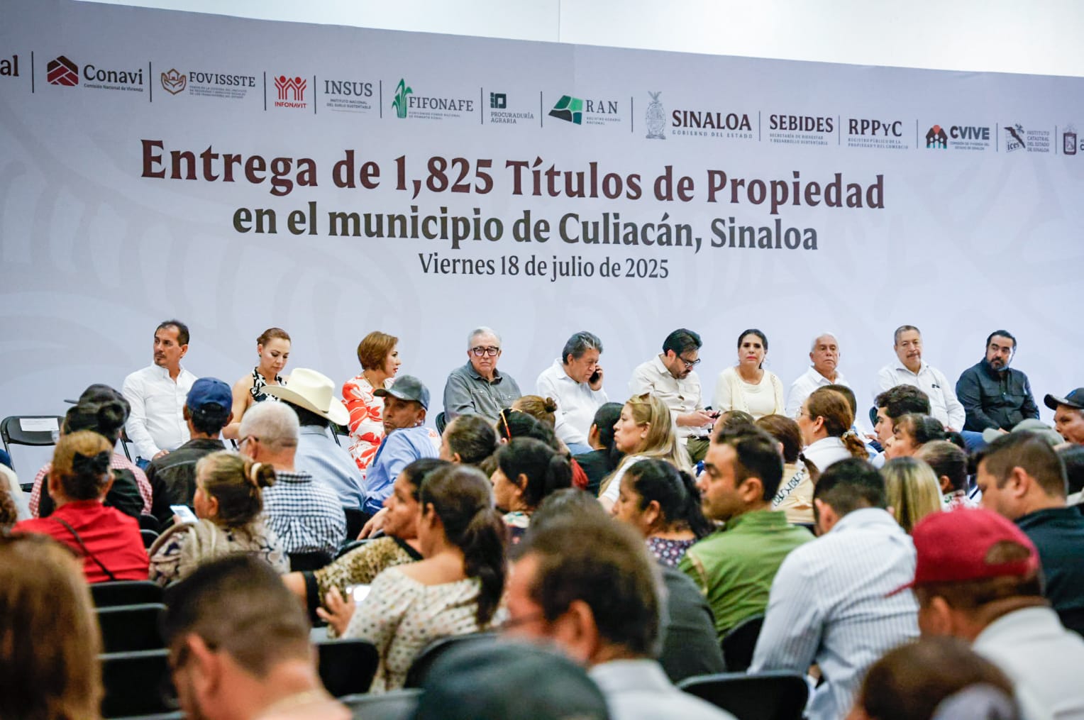Entregan títulos de propiedad a familias de Culiacán