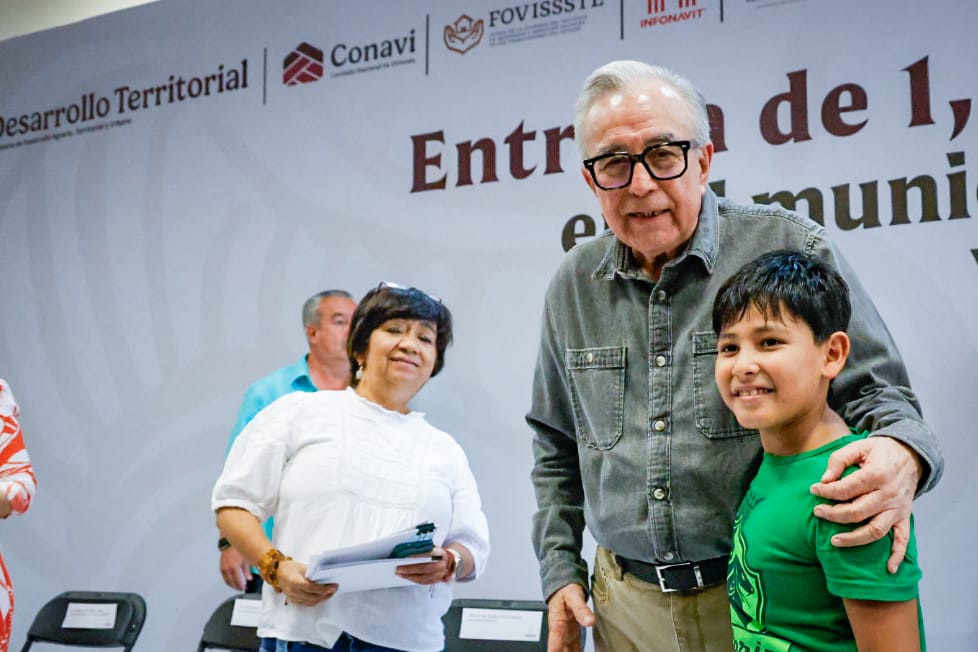 Entregan títulos de propiedad a familias de Culiacán