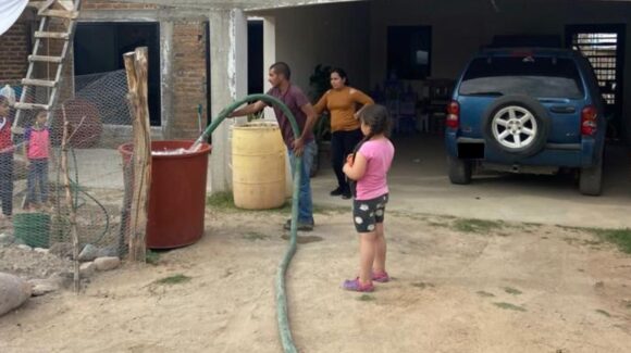 A pesar de fuertes lluvias, seguimos repartiendo agua para beber a la población: Alcaldesa de Choix