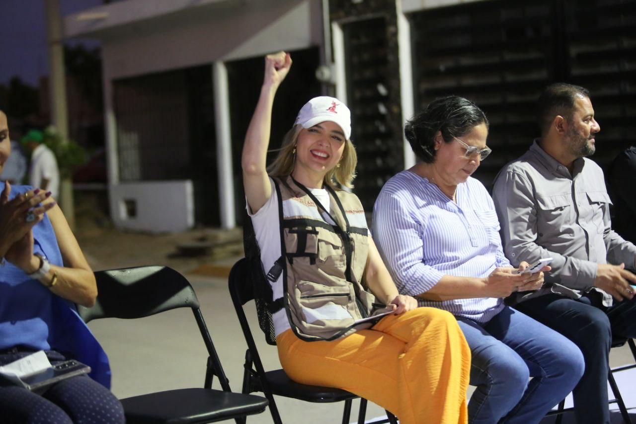 Alcaldesa de Mazatlán enciende lámparas LED en colonia 13 de Septiembre