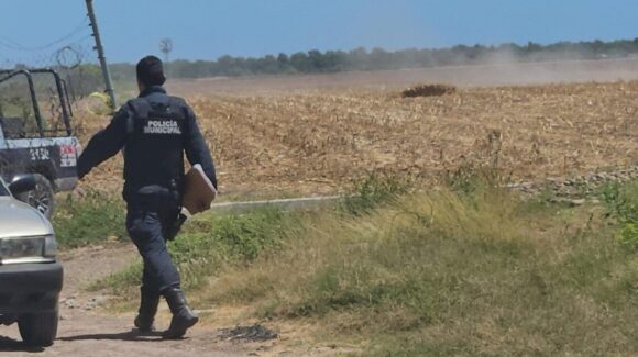 Sin vida y envuelto en plástico encuentran cuerpo en la Mazatlán-Culiacán