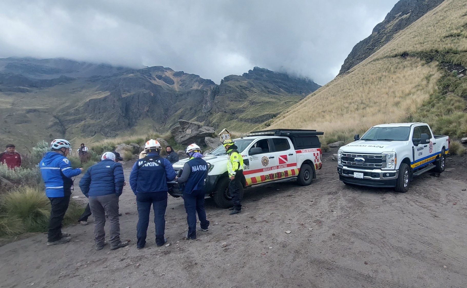 Personal de rescate en la búsqueda de adolescente en volcán