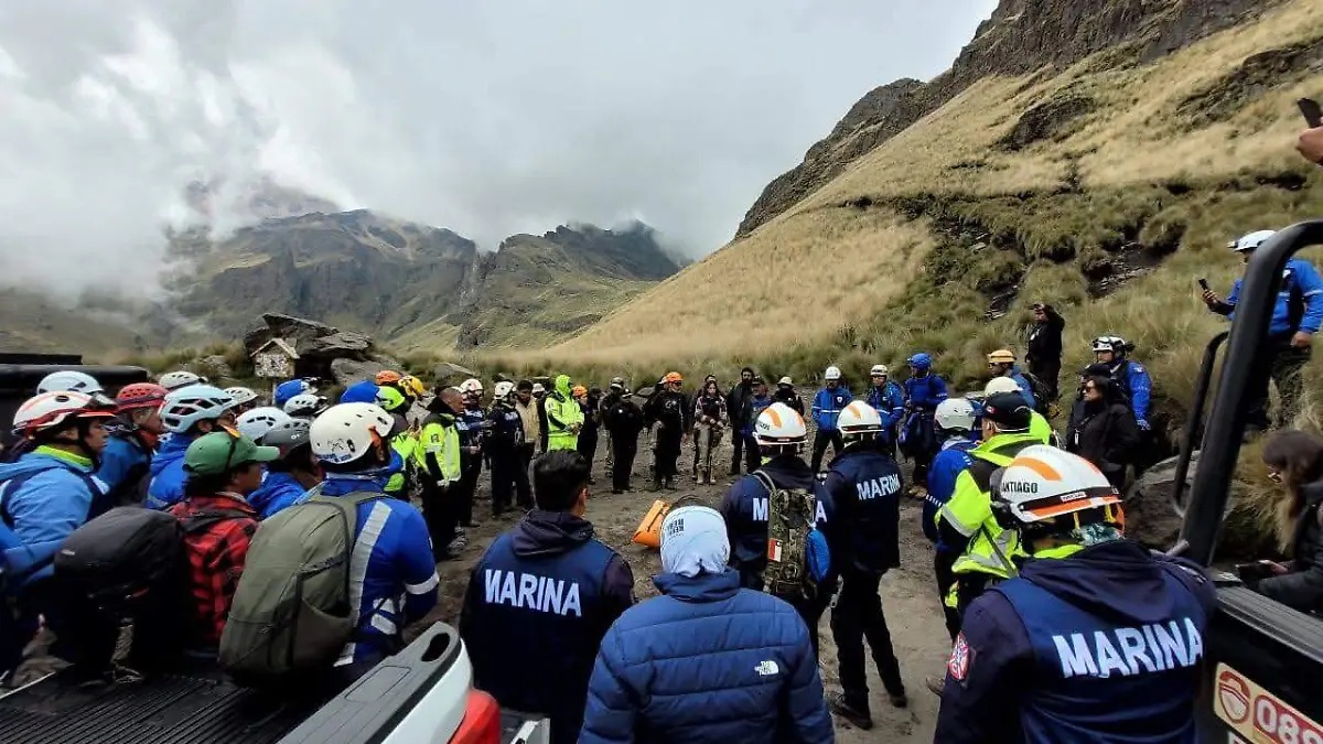 Personal de rescate en la búsqueda de adolescente en volcán