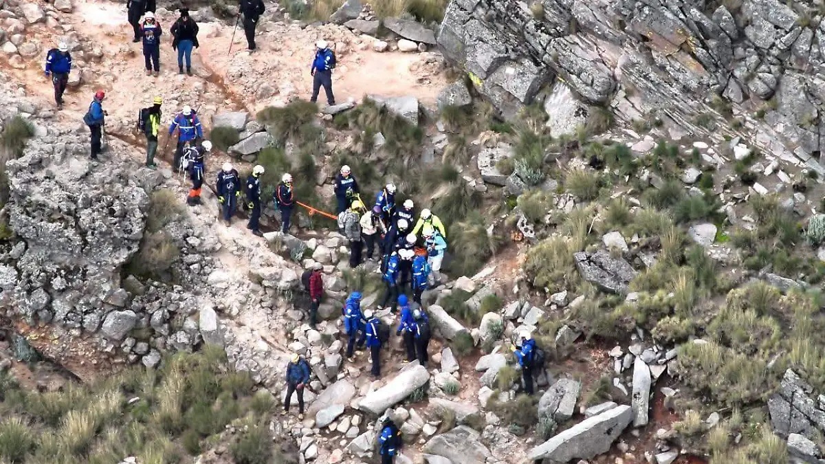 Personal de rescate en la búsqueda de adolescente en volcán