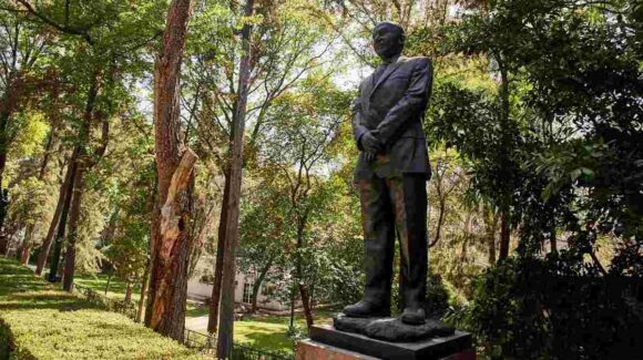 ¡Fue el clima! Cae árbol y derrumba monumento de Felipe Calderón, en Los Pinos
