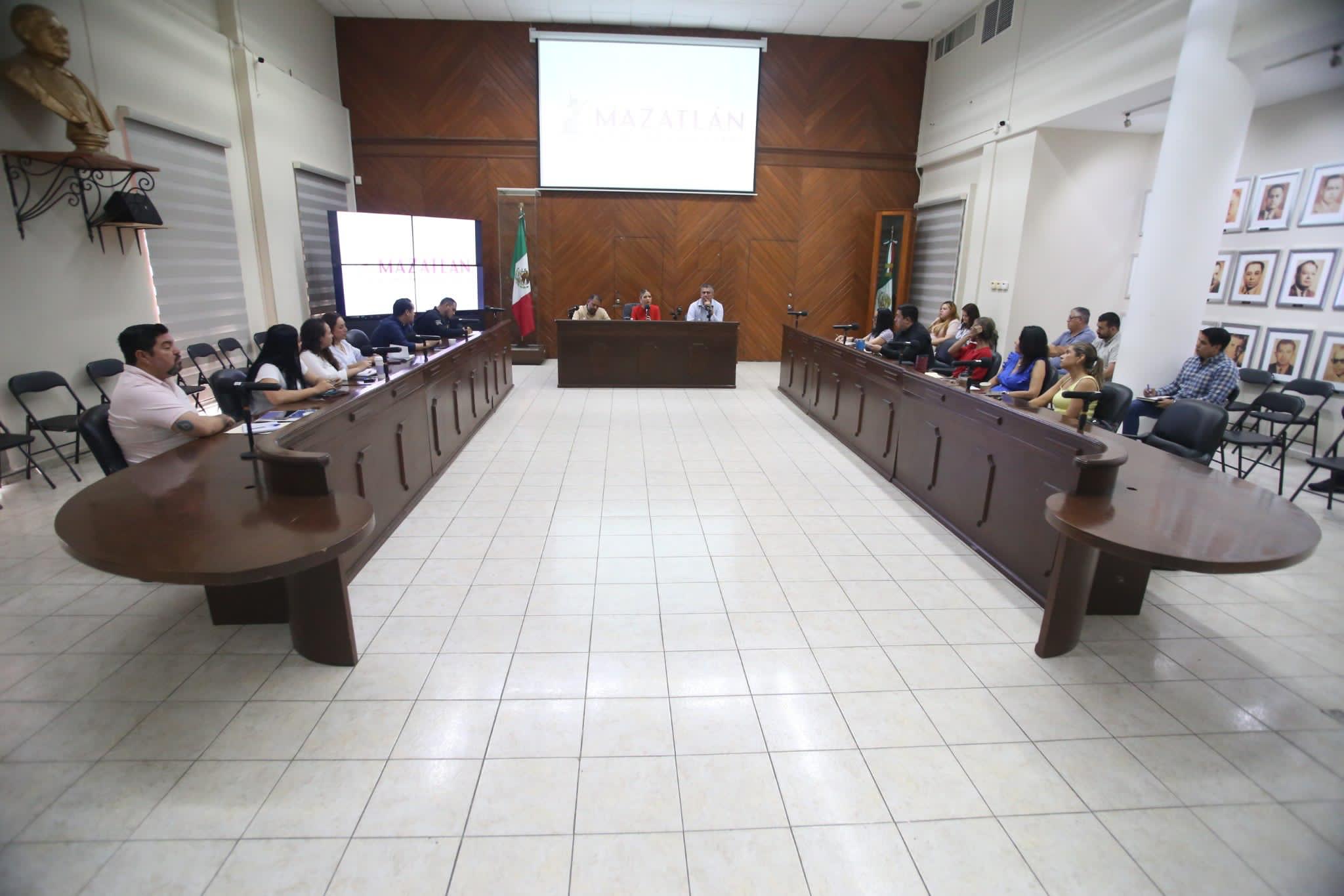 Estrella Palacios Domínguez en reunión con los titulares de las dependencias de gobierno de Mazatlán