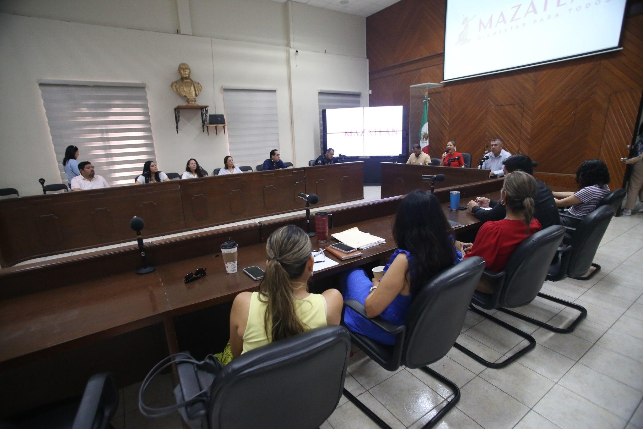 Estrella Palacios Domínguez en reunión con los titulares de las dependencias de gobierno de Mazatlán