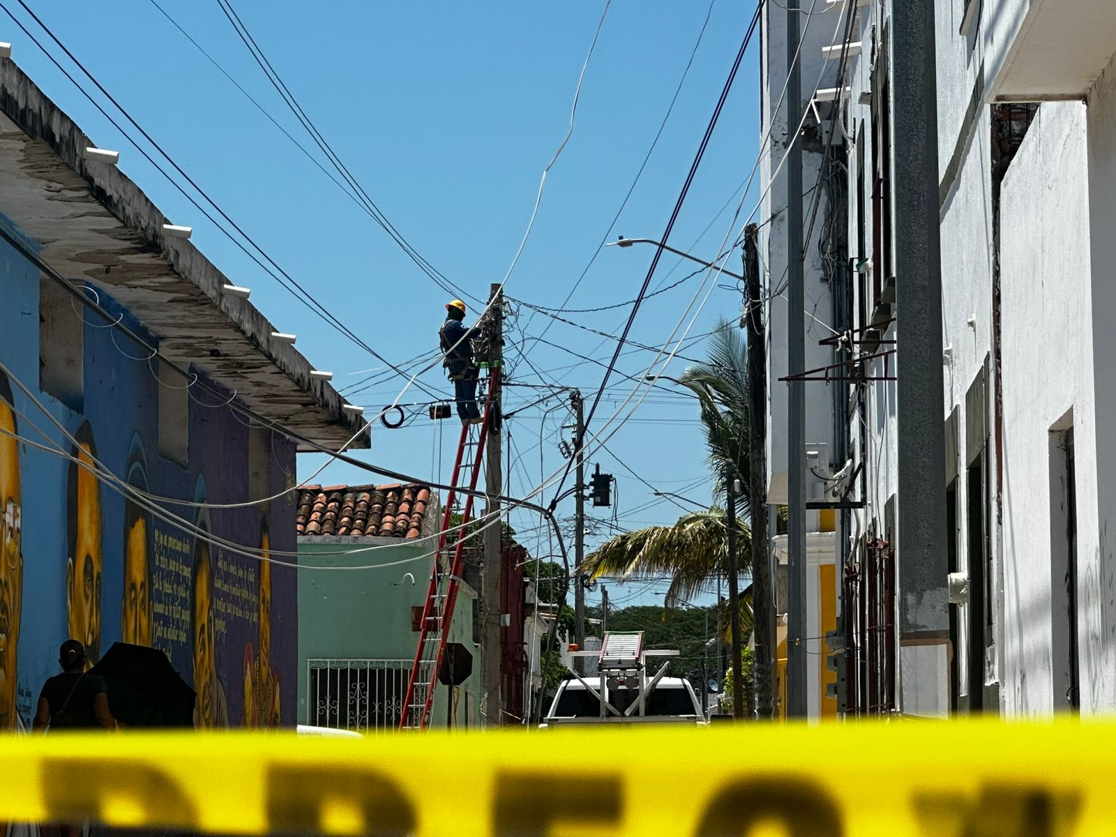 Camionetas de la CFE acuden a reparar desperfecto de luz en el Centro de Villa Unión, en Mazatlán