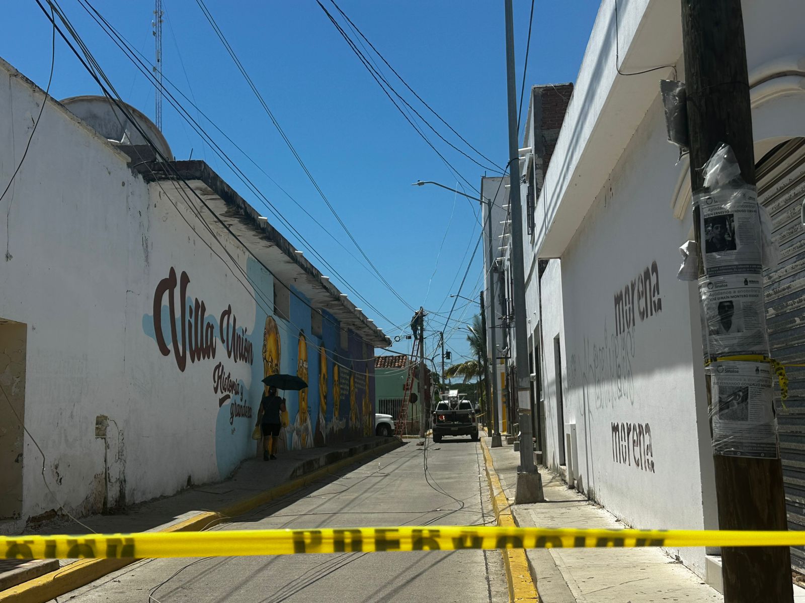 Camionetas de la CFE acuden a reparar desperfecto de luz en el Centro de Villa Unión, en Mazatlán