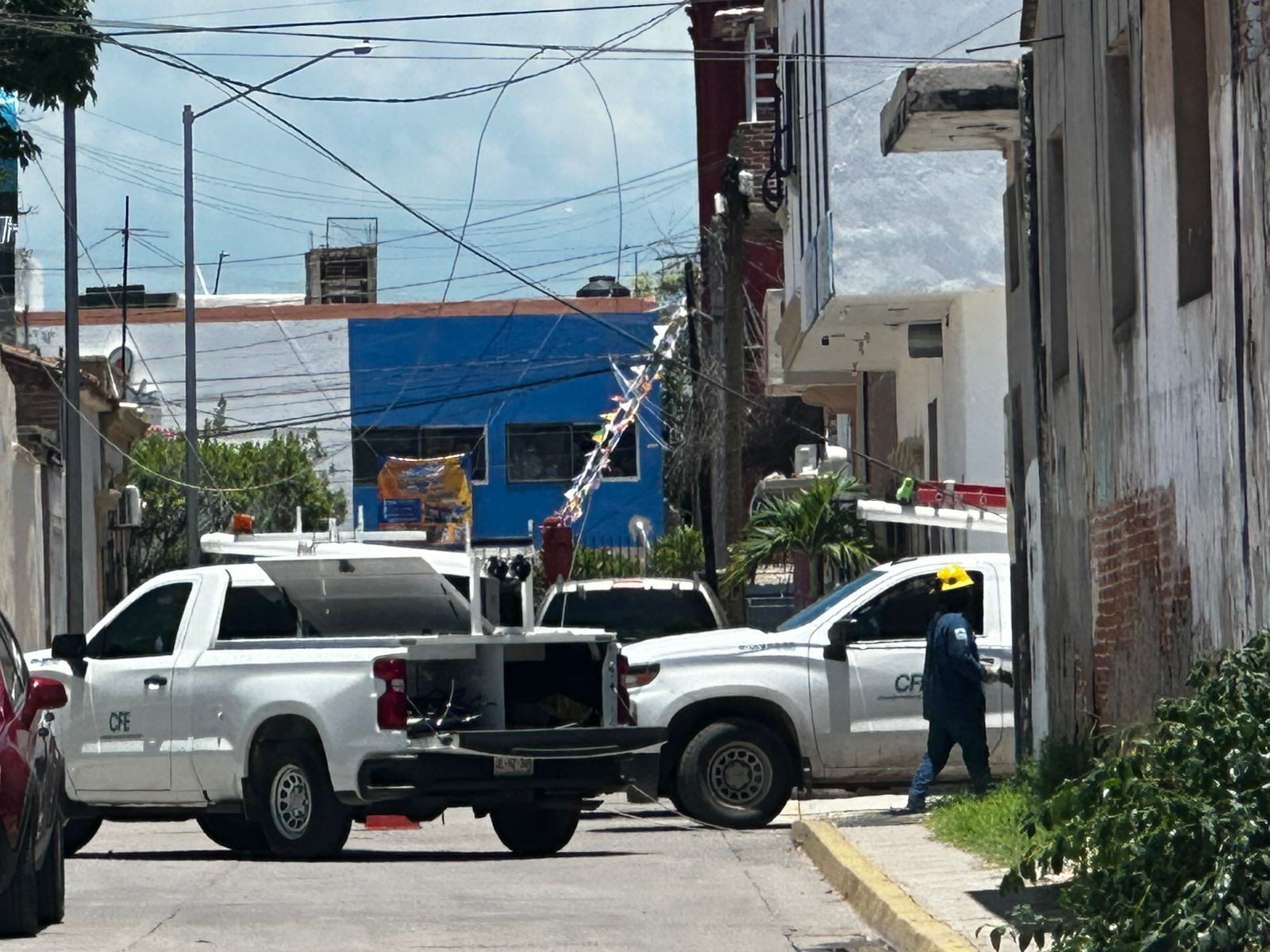 Camionetas de la CFE acuden a reparar desperfecto de luz en el Centro de Villa Unión, en Mazatlán
