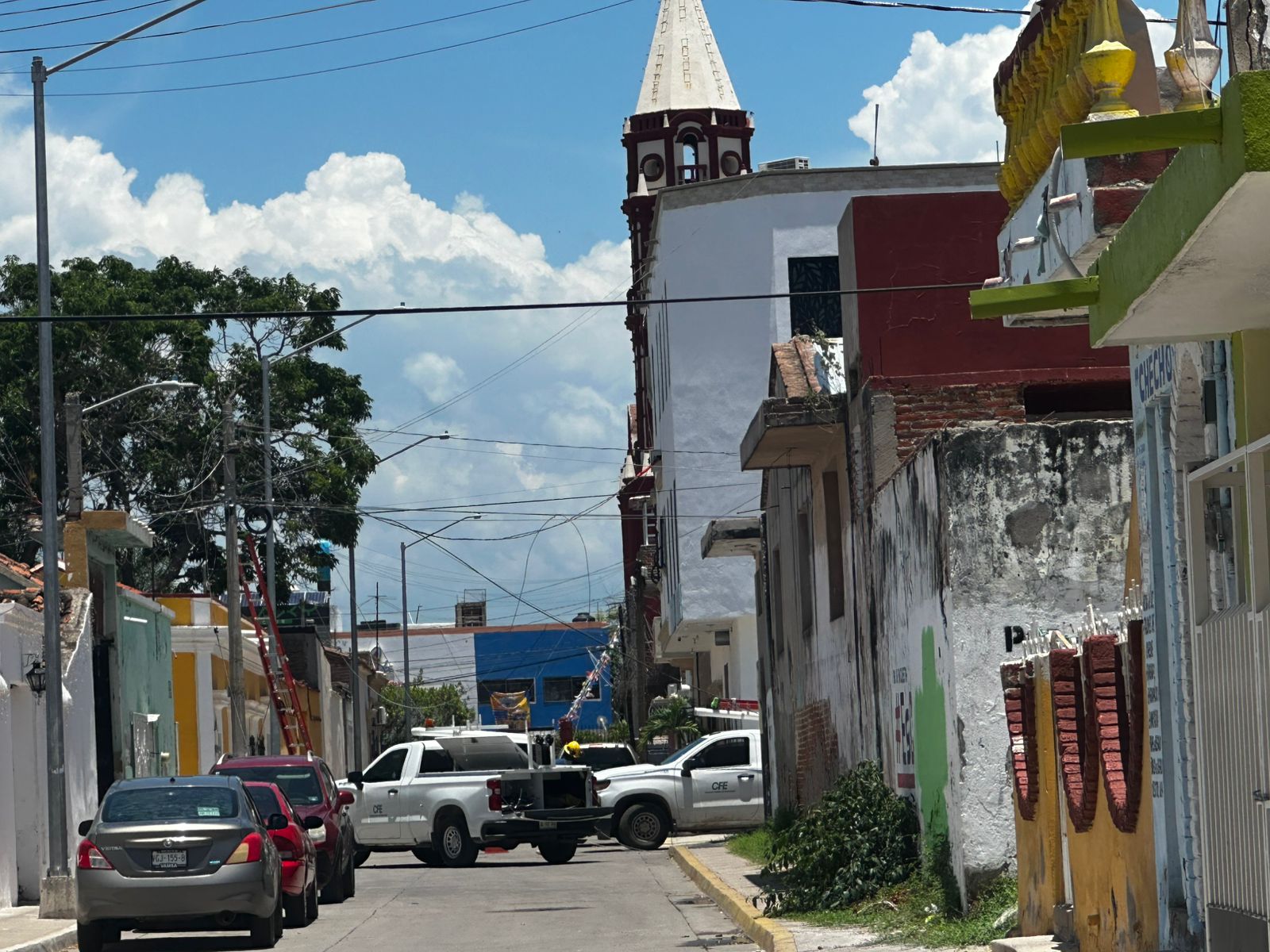 Camionetas de la CFE acuden a reparar desperfecto de luz en el Centro de Villa Unión, en Mazatlán