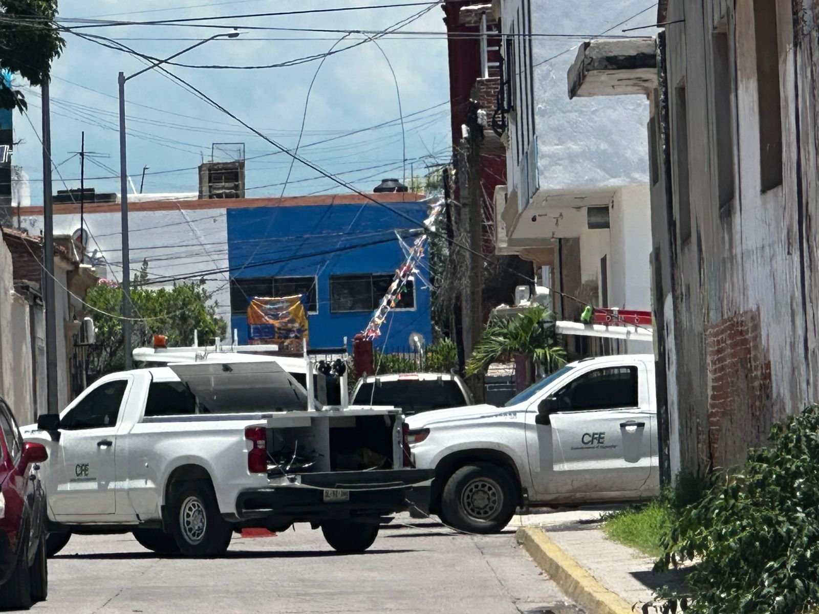 Camionetas de la CFE acuden a reparar desperfecto de luz en el Centro de Villa Unión, en Mazatlán