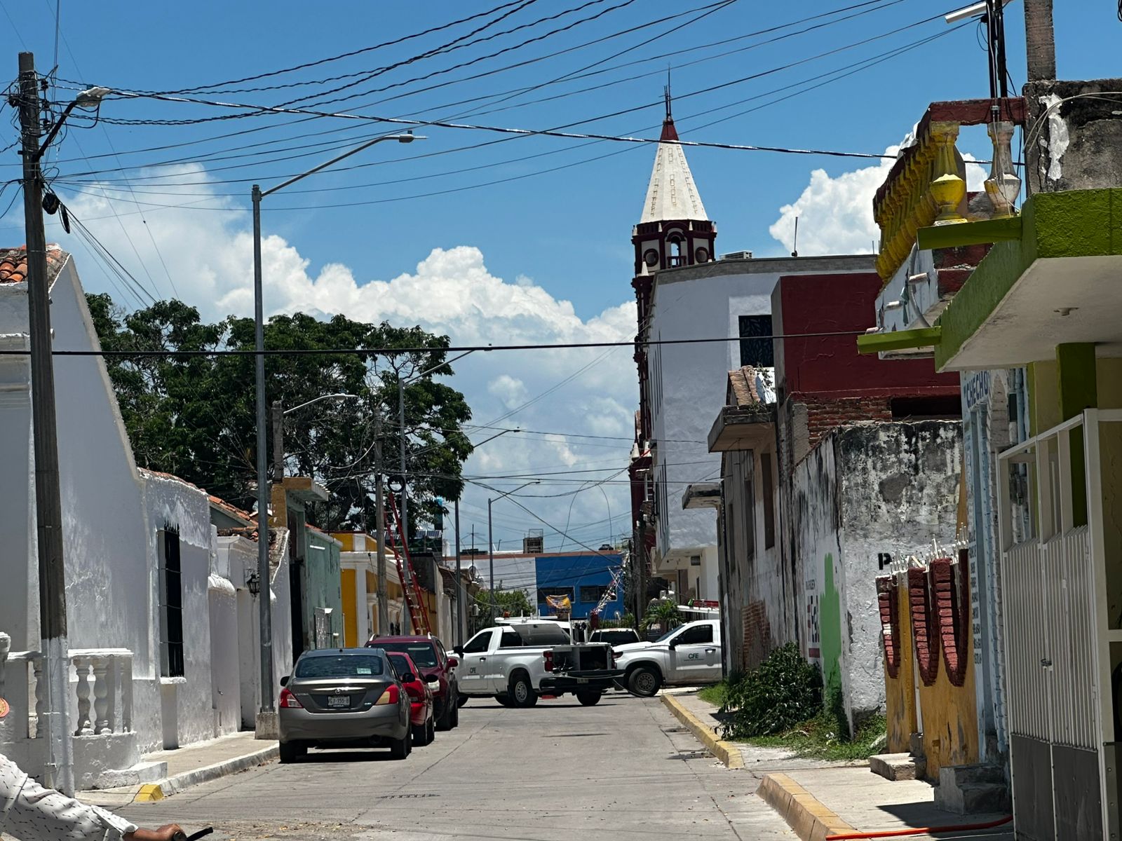 Camionetas de la CFE acuden a reparar desperfecto de luz en el Centro de Villa Unión, en Mazatlán
