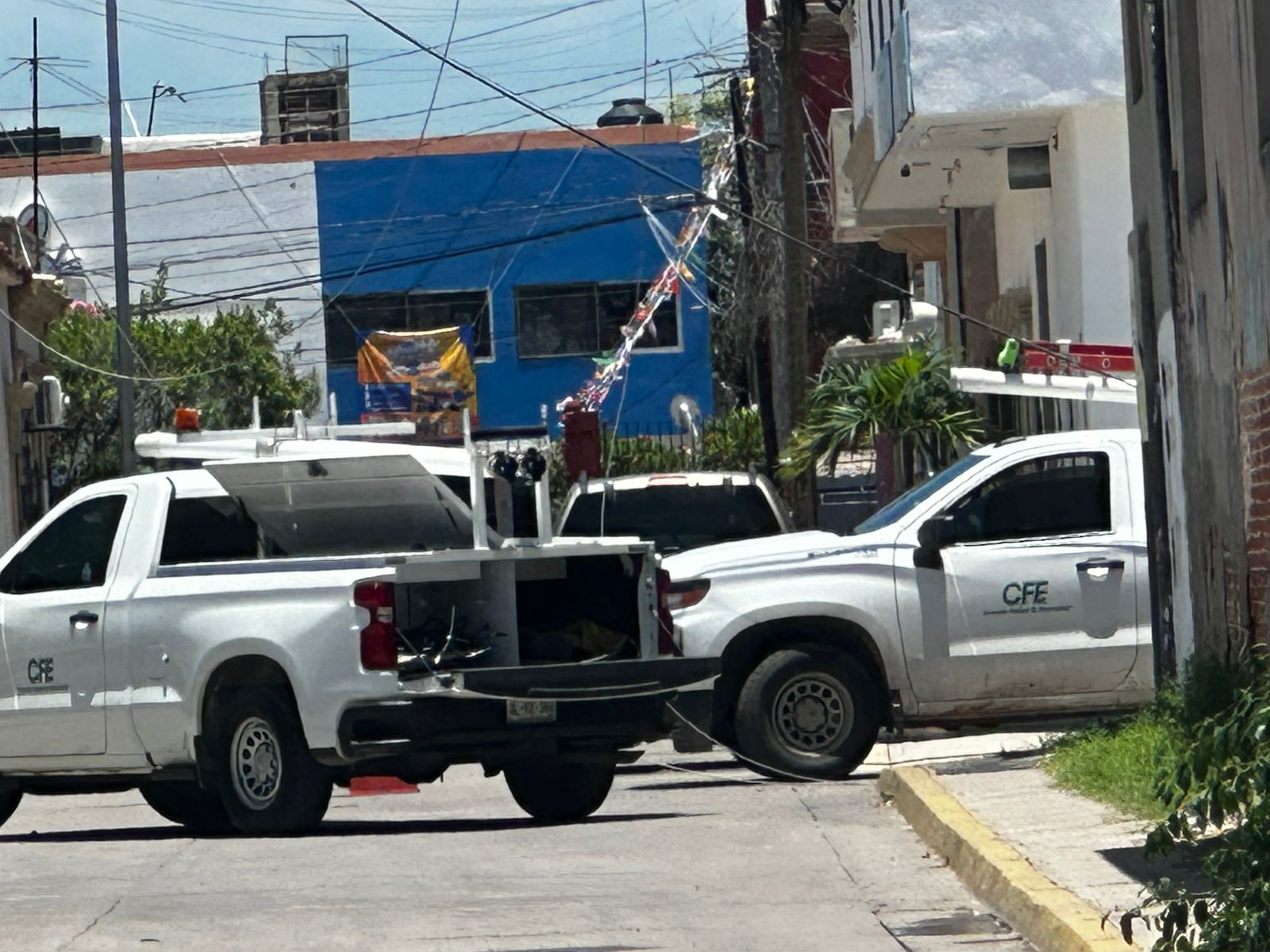 Camionetas de la CFE acuden a reparar desperfecto de luz en el Centro de Villa Unión, en Mazatlán