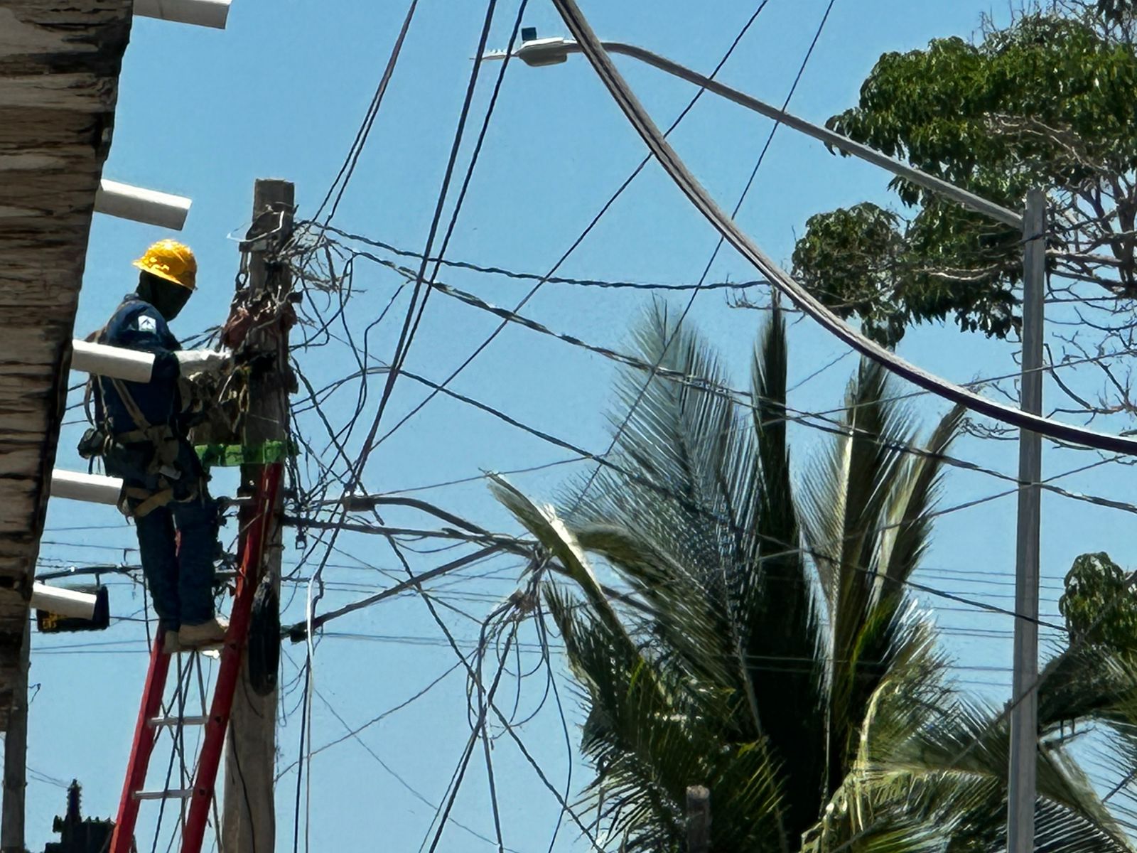 Camionetas de la CFE acuden a reparar desperfecto de luz en el Centro de Villa Unión, en Mazatlán
