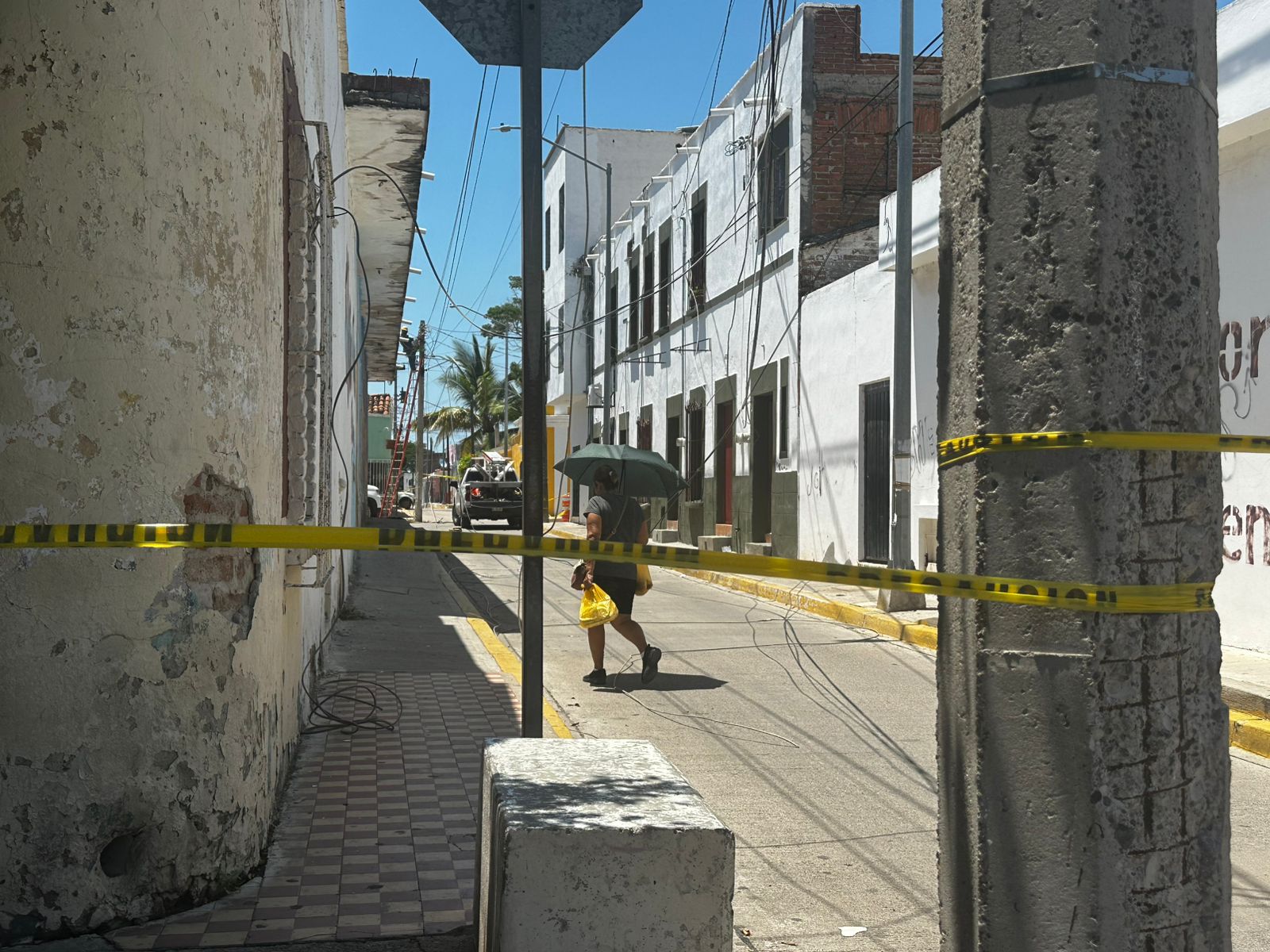 Camionetas de la CFE acuden a reparar desperfecto de luz en el Centro de Villa Unión, en Mazatlán